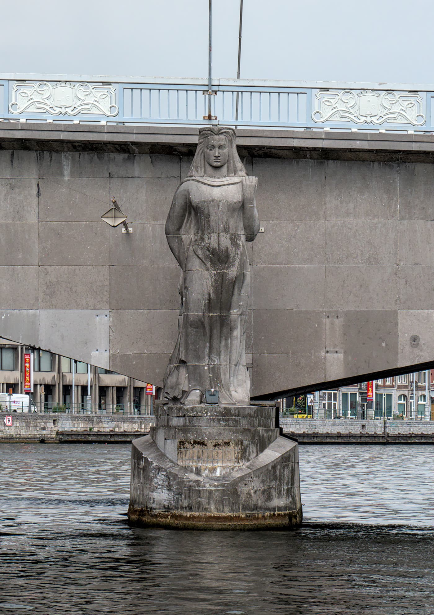 Crossing the Pont des Arches