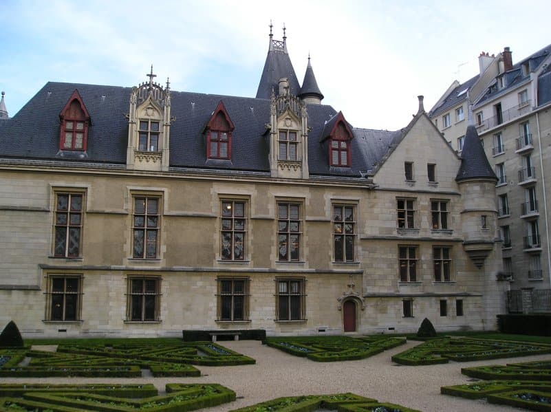 The Cannonball of the Hôtel de Sens